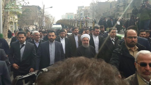 حضور روحانی رئیس‌جمهور در مراسم راهیمایی 22 بهمن. وی از تقاطع حافظ به سمت چهارراه ولیعصر در مراسم 22 بهمن شرکت کرده است