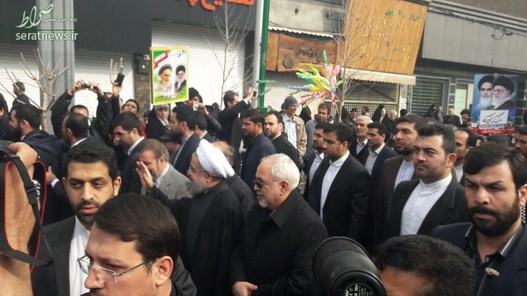 ظریف وزیر امور خارجه در کنار رئیس‌جمهور. سمت راست روحانی، محمود واعظی وزیر ارتباطات نیز حضور دارد