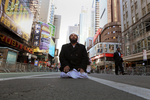 نماز خواندن یک مرد مسلمان در خیابان برادوی نیویورک در جریان تظاهرات علیه دونالد ترامپ