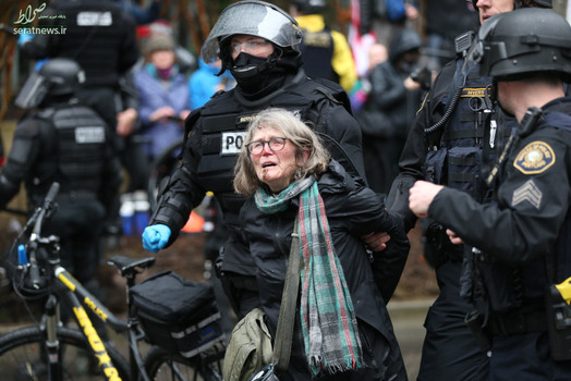 بازداشت یک زن زخمی شده در جریان تظاهرات ضد ریاست جمهوری آمریکا در پورتلند
