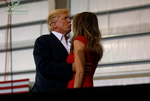 دونالد ترامپ رئیس جمهور آمریکا در تجمع بزرگ هوادارانش در فلوریدا همسرش ملانیا را بوسید