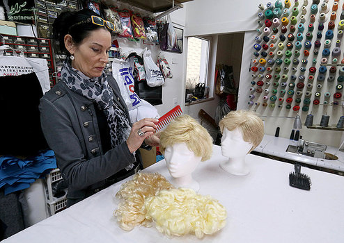 زنی در مغازه خود در اتریش کلاه گیس هایی شبیه موهای ترامپ درست می کند