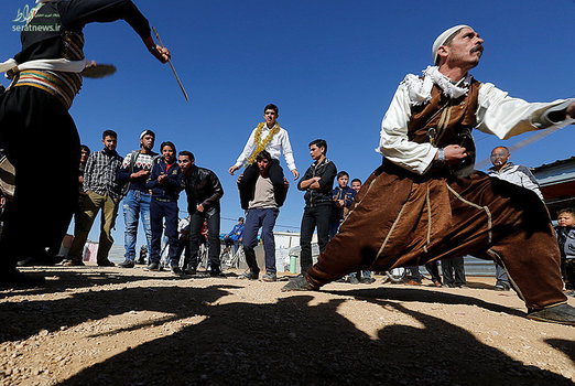 اجرای گروه فولکور در جشن عروسی در اردوگاه زعتری