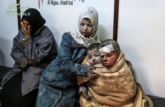 حضور یک زن سوری با دو کودکش در بیمارستان حومه شرقی حلب