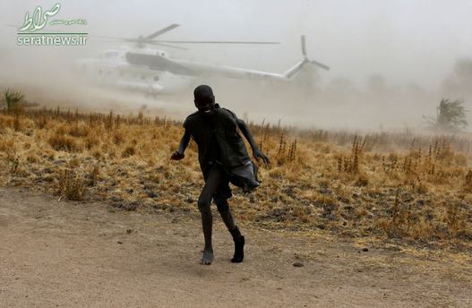 خوشحالی پسر گرسنه سودانی از نشست هلیکوپتر برنامه جهانی غذای سازمان ملل