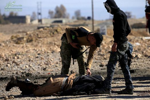 بررسی جسد یک تروریست داعشی توسط نیروهای امنیتی عراق در درگیری های جنوب موصل
