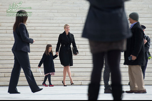 ایوانکا ترامپ دختر رییس جمهور آمریکا و دخترش آرابلا کوشنر در حال پایین آمدن از پله های دیوان عالی آمریکا در واشنتگتن