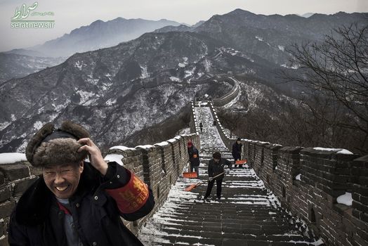 برف روبی کارگران چینی بر روی دیوار بزرگ چین