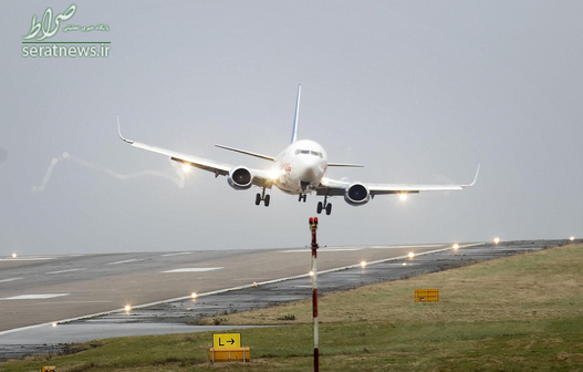 باد شدید در فرودگاه بین‌المللی لیدز برادفورد انگلیس و تلاش خلبان برای نشاندان هواپیما