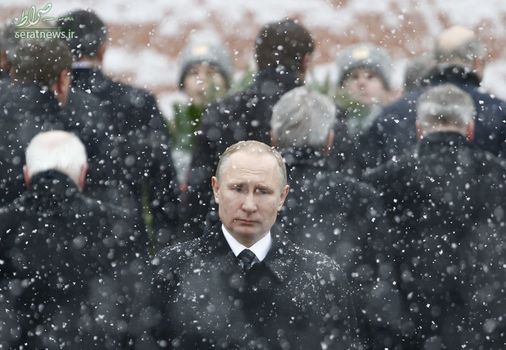 ولادیمیر پوتین رییس جمهور روسیه در هوای برفی مسکو در آیین گل گذاری بر روی آرامگاه سرباز گمنام 