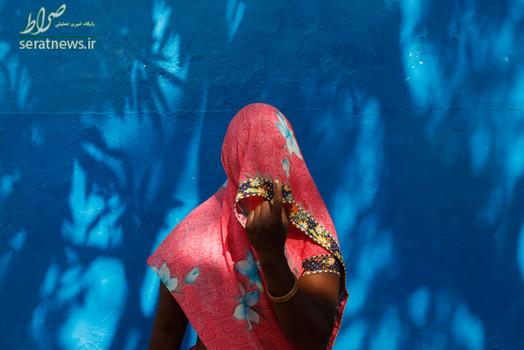 یک زن هندی روستایی در حال نشان دادن انگشت جوهری خود به نشانه شرکت در انتخابات در حومه الله آباد، ایالت اوتار پرادش هند