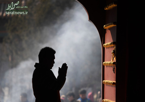 دعای یک مرد در اولین روز سال نو تبت در معبد پکن