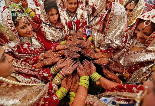 عروس های جوان در طول برگزاری عروسی دسته جمعی 131 زوج مسلمان در احمدآباد هند