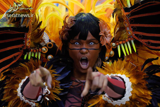 یک رقصنده سامبا در جشن کارناوال سامبودرومو ریودوژانیرو