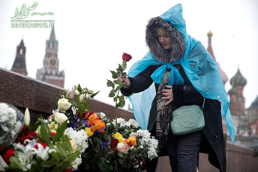 اهدای گل به مناسبت دومین سال قتل بوریس نمتسوف رهبر مخالفان روسیه در کنار دیوار کاخ کرملین