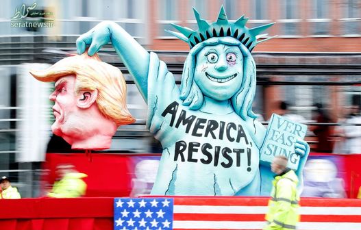 در مراسم رژه سالانه دوشنبه سرخ مجسمه آزادی سر ترامپ رییس جمهور آمریکا را در دست دارد -  دوسلدورف، آلمان