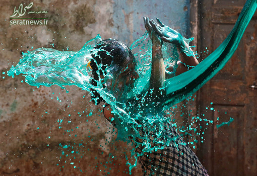 پاشیدن آب رنگی بر روی دختر هندی در جریان برگزاری جشن هولی در بمبئی