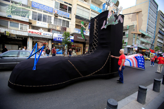 راهپیمایی با یک کفش بزرگ به مناسبت روز مقاومت و آزادی در منطقه صیدای لبنان