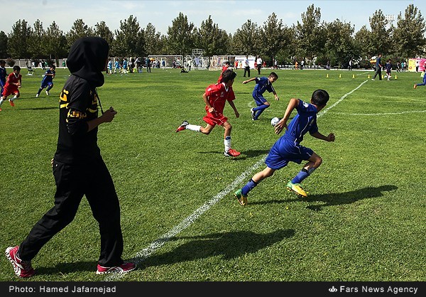 عکس/ داور زن برای فوتبال پسران در ایران