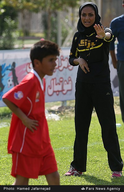عکس/ داور زن برای فوتبال پسران در ایران