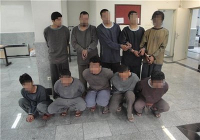 دستگیری ۳ زن و ۱۰ مرد در یک باند بزرگ جعل بیمه‌نامه خودرو + عکس