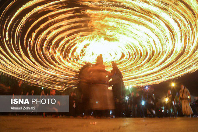 عکس/مراسم سنتی مشعل گردانی در قم